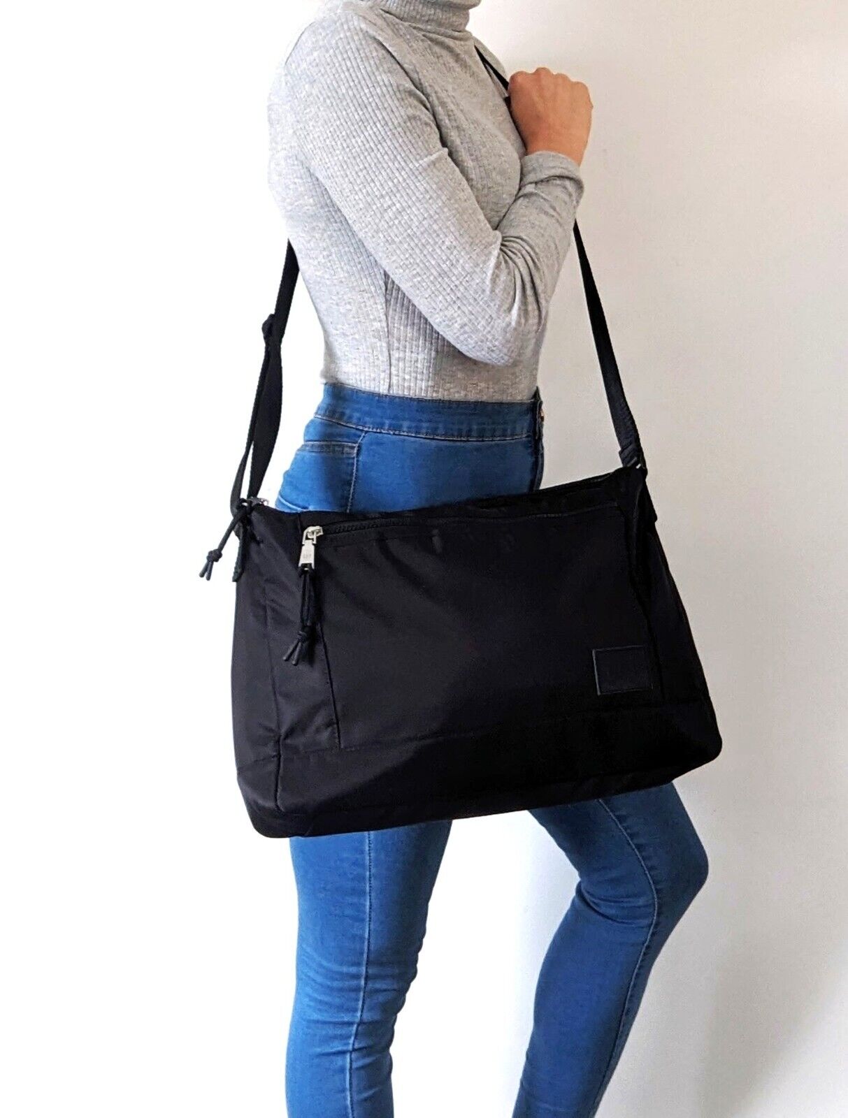 Gap Crossbody Black Sample